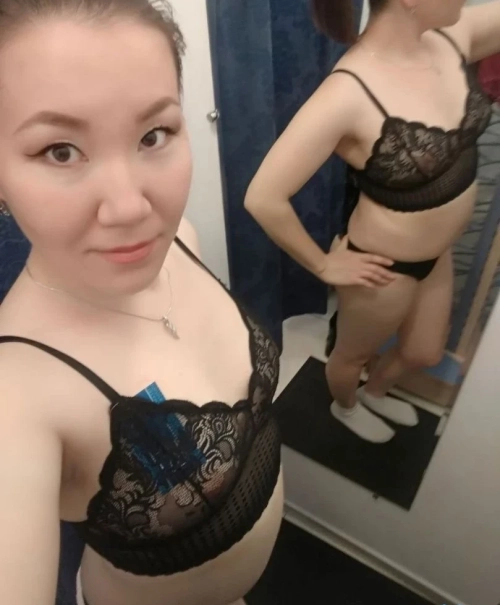 Kazakh girl shows pussy in fitting room: Explicit voyeurism shot