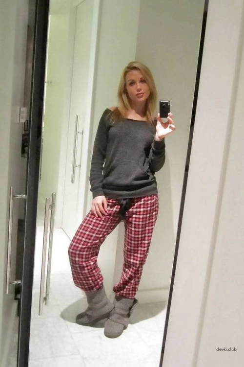 Sexy Selfie: Hot Babe Captures Herself in Mirror Reflection