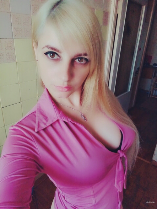 Sexy Blonde Poses in Explicit Porn Photo Shoot