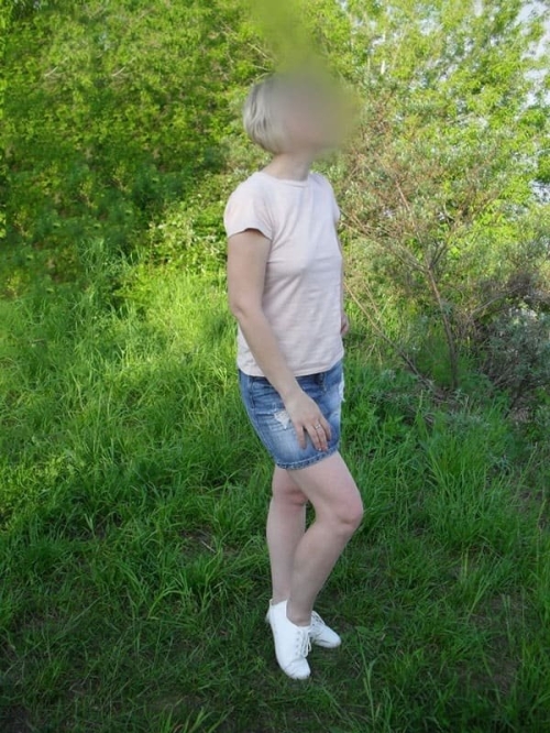 Shy Wife Gets Naughty: Hot Amateur MILF Exposed in XXX Photo Shoot