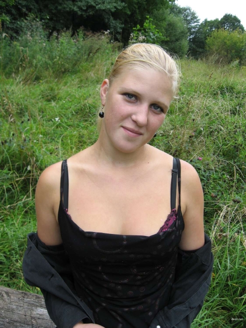 Topless Outdoor Flashing: Busty Babe Exposes Boobs in Nature