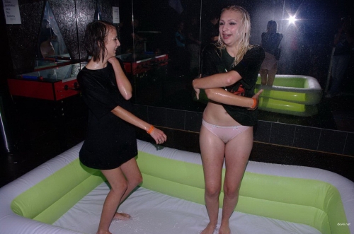 Hot Wet Girls: Seductive Wet Babes in Provocative Poses
