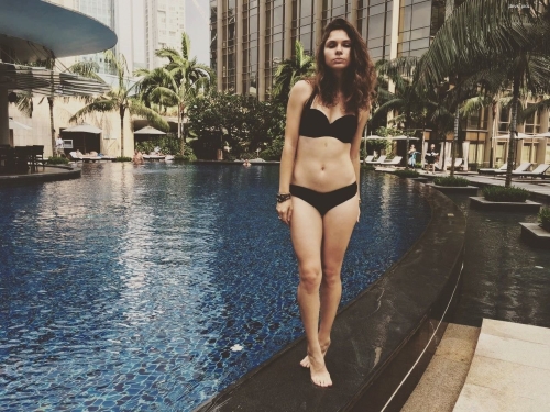 NUDE COLLEGE STUDENT POSING FOR CAMERA - UNCENSORED PHOTO SHOOT