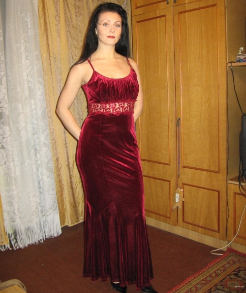 Mature Lady Poses Sexily: Hot MILF Shows Off in Provocative Photoshoot