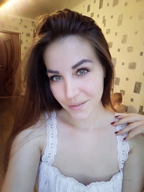 Sexy Girl Shows Off Her Ass