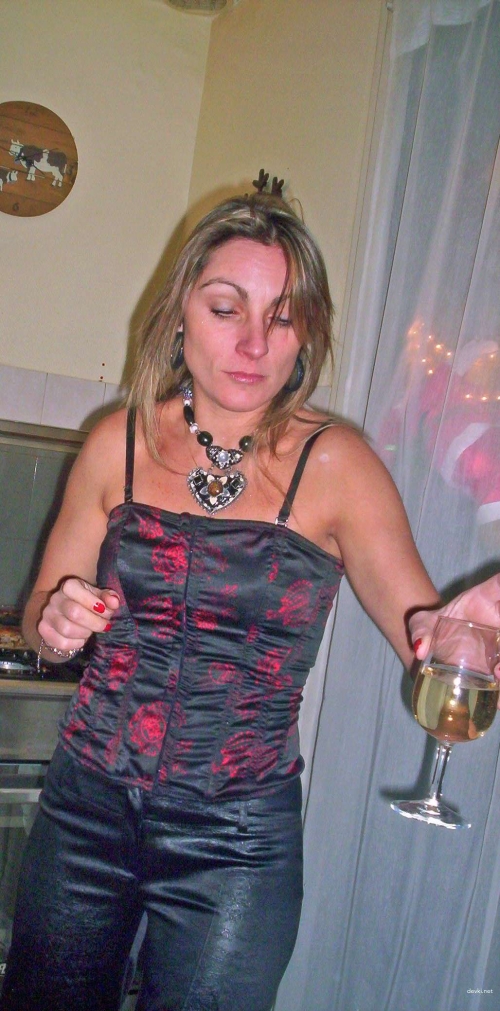 Drunk woman gives blowjob: Explicit amateur Russian porn photo.