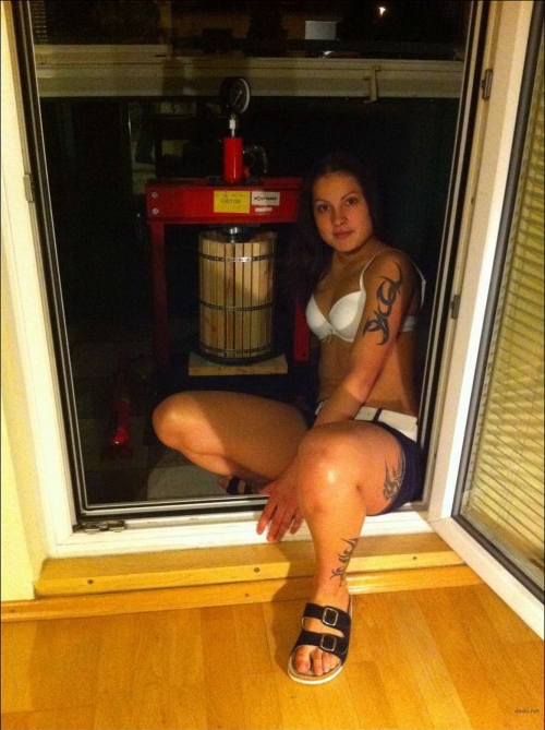 Hot Tattooed Girlfriend Exposed in Provocative Photo