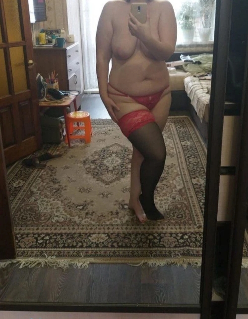 Mirror Selfie: Explicit Display of Sensuality and Narcissism