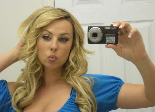 Blonde Babe Gets Cumshot on Pussy - Explicit Porn Photo