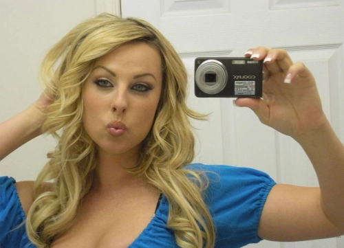 Blonde Babe Gets Cumshot on Pussy - Explicit Porn Photo
