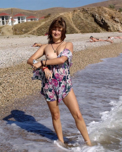 Sizzling Hot Girl Strolling on the Beach: Sun-Kissed Beauty in Bikini