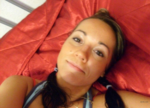Selfie Queen: Hot Girl Takes Sexy Self-Portrait