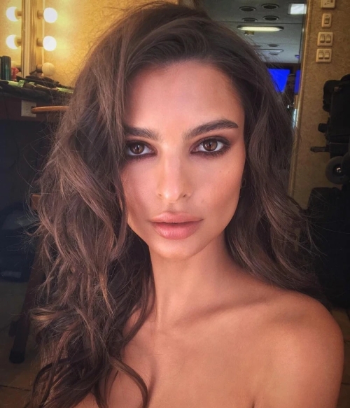 Hot & Sexy Emily Ratajkowski - Girl of the Day Exposing It All