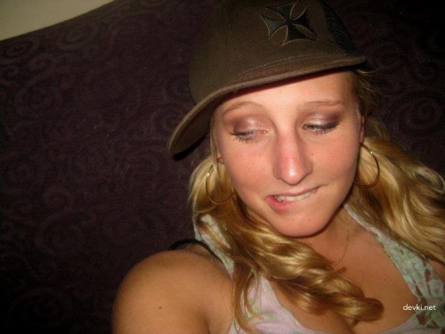 Boyfriend Shares Explicit Photo of Girlfriend Online - Shocking and Sensational!