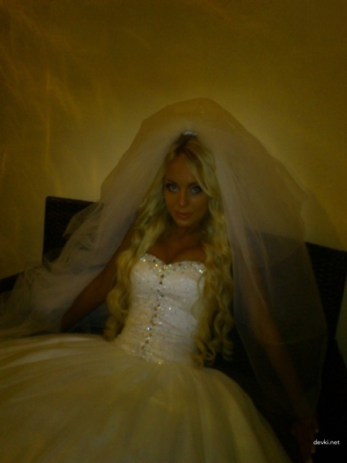 Seductive Bride's Erotic Nude Photoshoot with Curvaceous Body