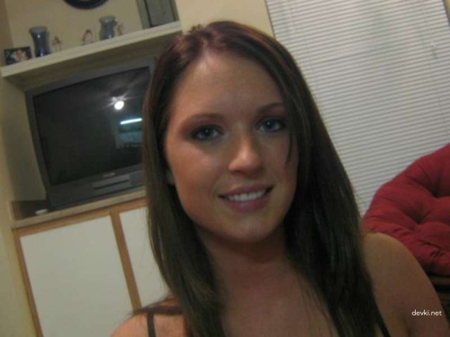 Sexy Chick Shows Off Her Pussy