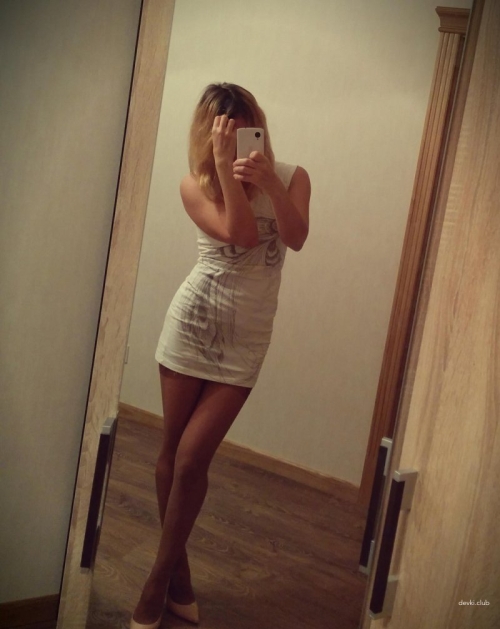 Selfie-loving girl shows off her sexy side in steamy photoshoot