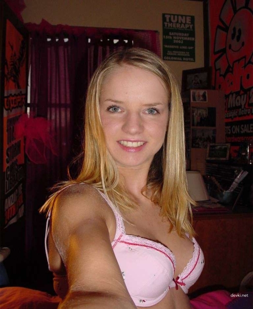 Sexy Blonde Captures Her Naked Body in Photos