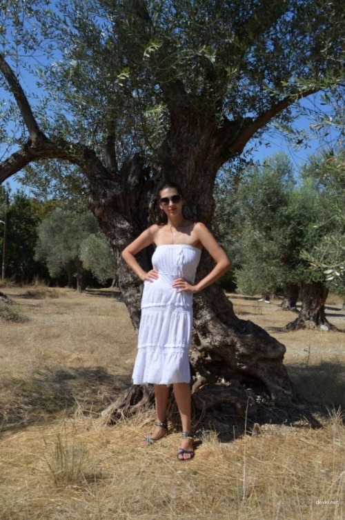Sexy babe hiding from sun under tree - hot outdoor photo shoot