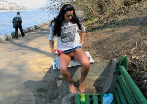 Naughty babe fucks herself in the park - Solo outdoor masturbation