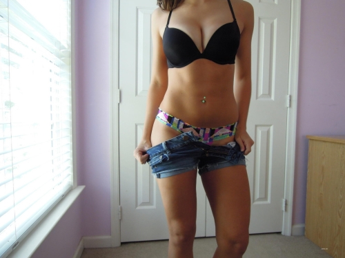 Seductive Beauty: Hot Babe's Stunning Body Exposed!