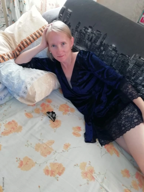 Explicit Nude Mistress for Rating: Sensual Woman in Naked Pose