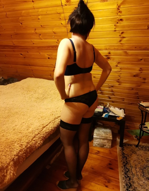 Naked Girl at the Dacha: Explicit Outdoor Nudity and Sensual Nature Exposure