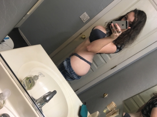 Hot young babe with massive tits takes naked selfies