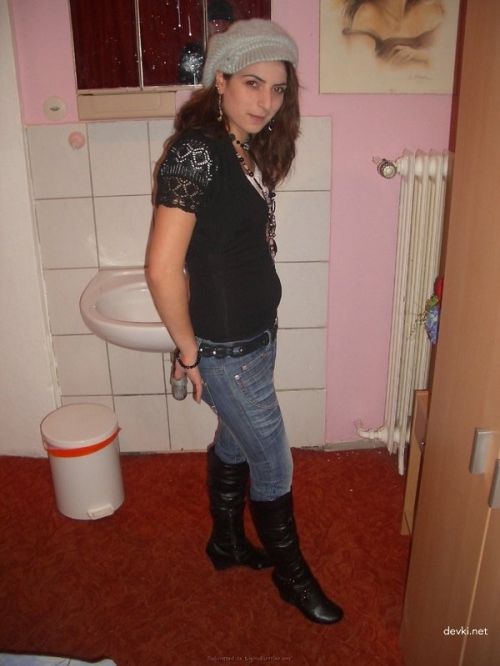 Arab girl shows pussy in explicit photo