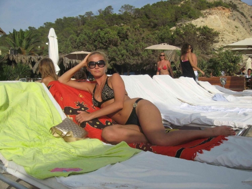 Experienced Nude Woman Poses Seductively - Explicit Mature Model Photoshoot