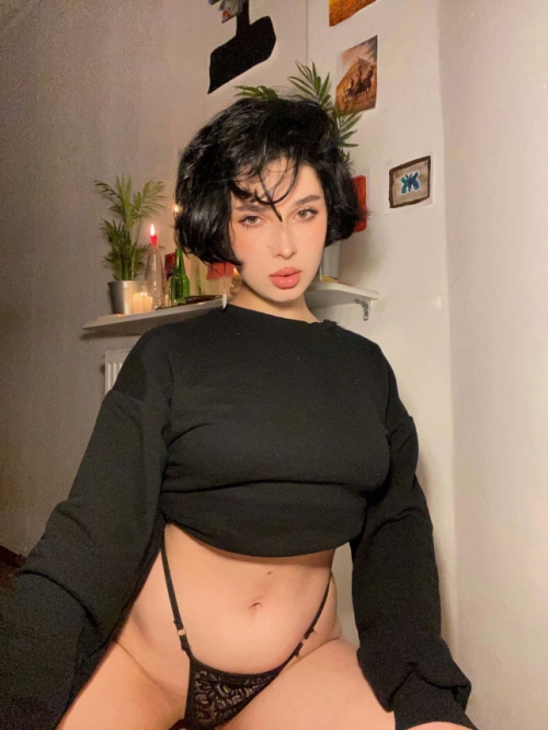Sexy Brunette Shows Off Her Pussy and Tits