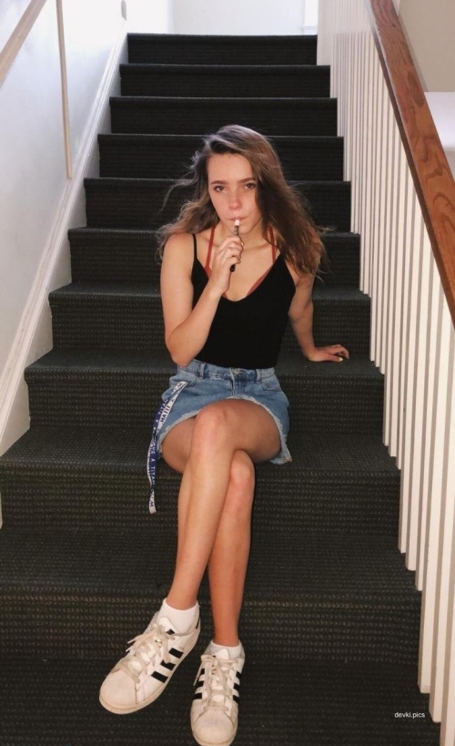 Attractive Student Shows Off Pussy: Explicit College Girl Photo
