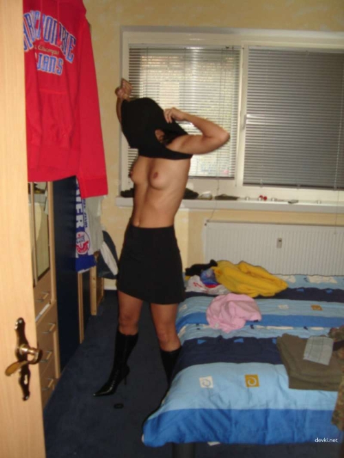 Explicit Nude Home Photo of Naked Woman - Sensual and Provocative