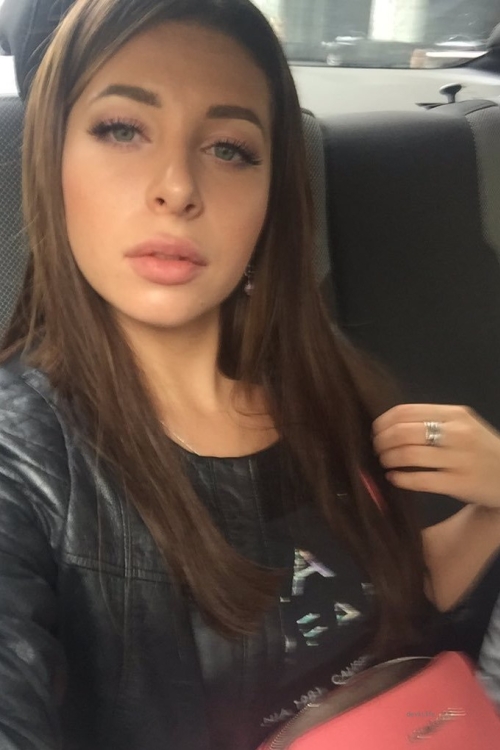 Sexy Selfie with Spread Legs: Hot Babe Shows Off in Provocative Pose