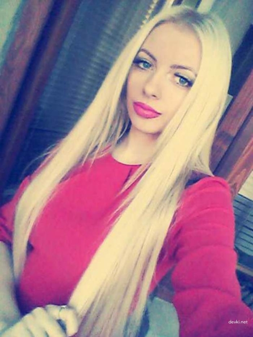 Sexy Western Ukrainian Girlfriend Takes Selfie - Hot and Naughty!