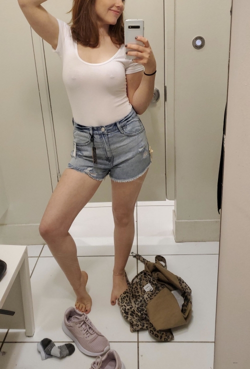 Sexy Fitting Room and Home Selfies: Hot Russian Beauty Shows Off