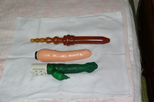 Mature Woman with Her Favorite Toys: Explicit Solo Play!