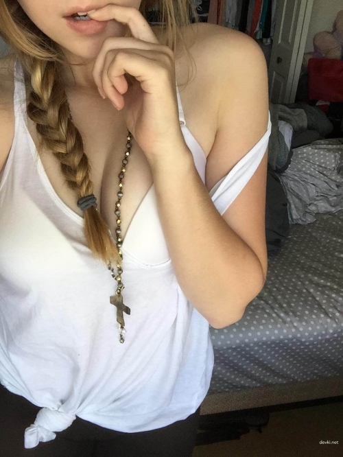 Amateur Blonde Erotica: Stunning Blondie in Explicit Action