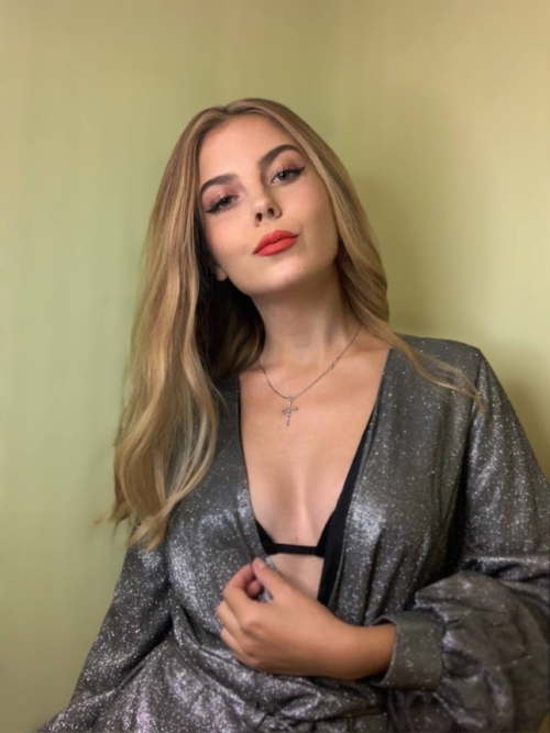 Free Erotic Photos of Young Coquette: Firm Booty Exposed