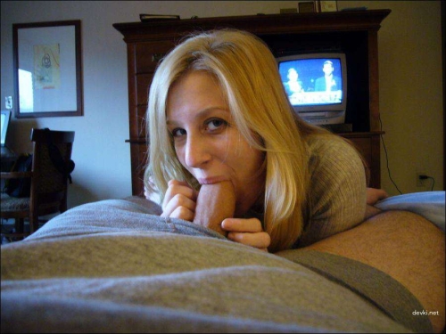 Sexy Babe with Gorgeous Ass Gives Sloppy Blowjob