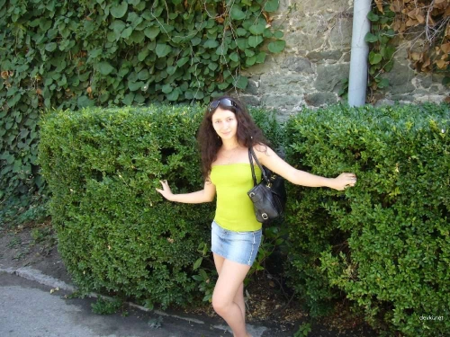 Sexy Amateur Poses Nude - Hot Naked Babe Shows It All in Explicit Photo Shoot