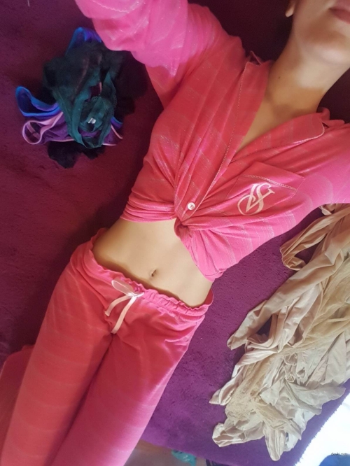 Seductive Young Girl in Pajamas: Explicit Erotic Photoshoot