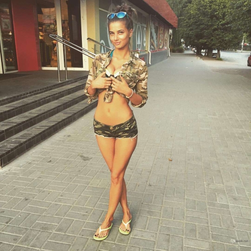 Amateur Beauty's Explicit Photo Shoot: Seductive Poses and Sensual Stares