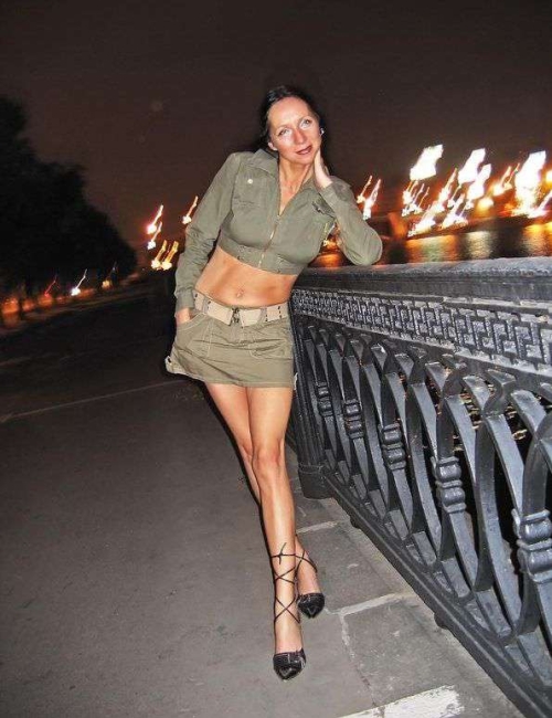 Mature Wife Strips Naked in Public - Explicit Outdoor Exhibitionism