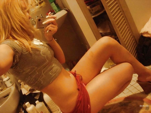 Spread Pussy Lips: Hot Girl Reveals Her Pink Slit