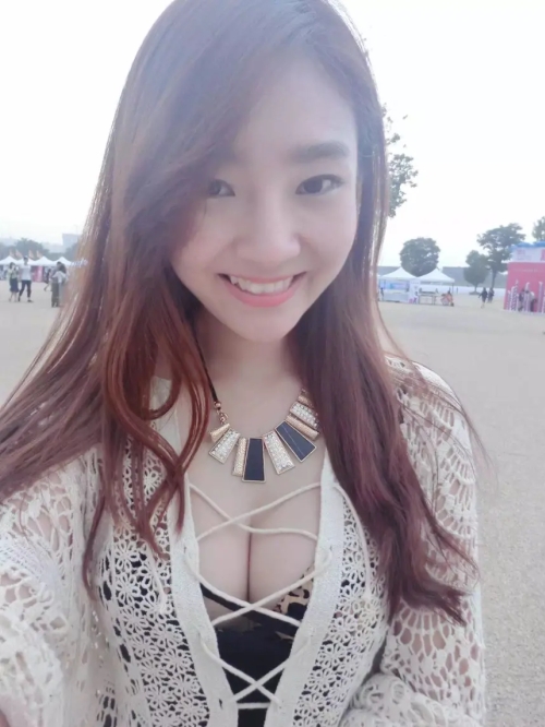 Chinese Girl Takes Erotic Selfies: Steamy Asian Beauty Bares All