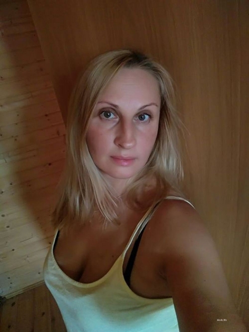 Mature Lady Takes Explicit Selfies in Clothes and Nude