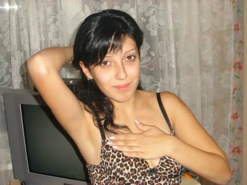 Brunette poses nude, showing off her pussy before bedtime