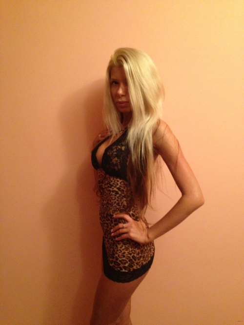 Sexy Blonde Homemade Photos: Explicit and Provocative