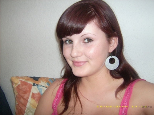 Curvy Girl Goes Commando in Explicit Photo